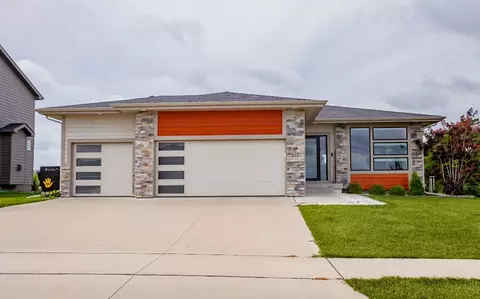 625 Meadow Rd, Adel, IA 50003