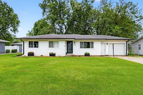 4825 Hillcrest Dr, Pleasant Hill, IA 50327