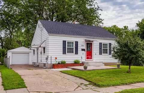 5711 Allison Ave, Des Moines, IA 50310