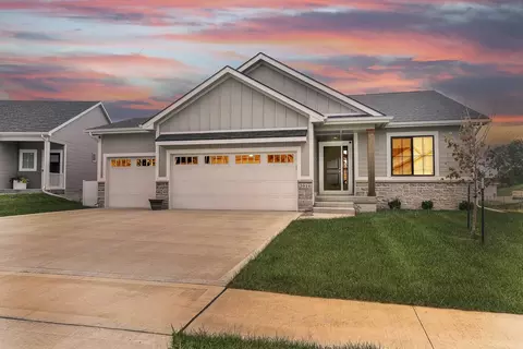 2916 Primrose Ln, Pella, IA 50219