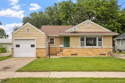 613 Hughes Ave, Des Moines, IA 50315