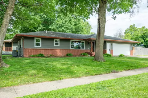 701 N 9th St, Indianola, IA 50125
