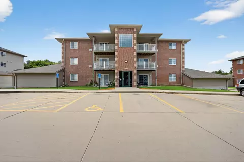 4130 100th St #9, Urbandale, IA 50322