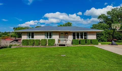 504 Lakeview Dr, Van Meter, IA 50261