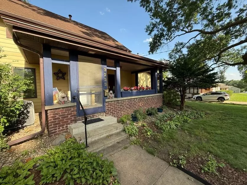 Exterior - 3233 68th St, Urbandale, IA 50322 photo 2 of 9