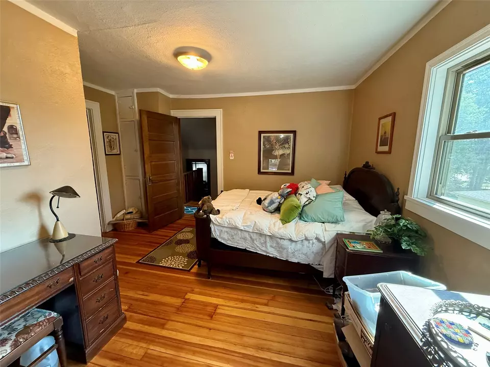 Bedroom - 3233 68th St, Urbandale, IA 50322 photo 1 of 7