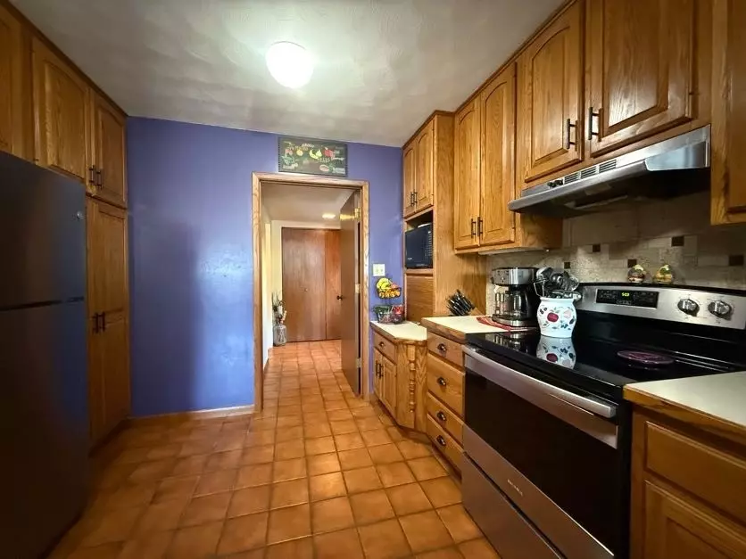 Kitchen - 3233 68th St, Urbandale, IA 50322 photo 4 of 4