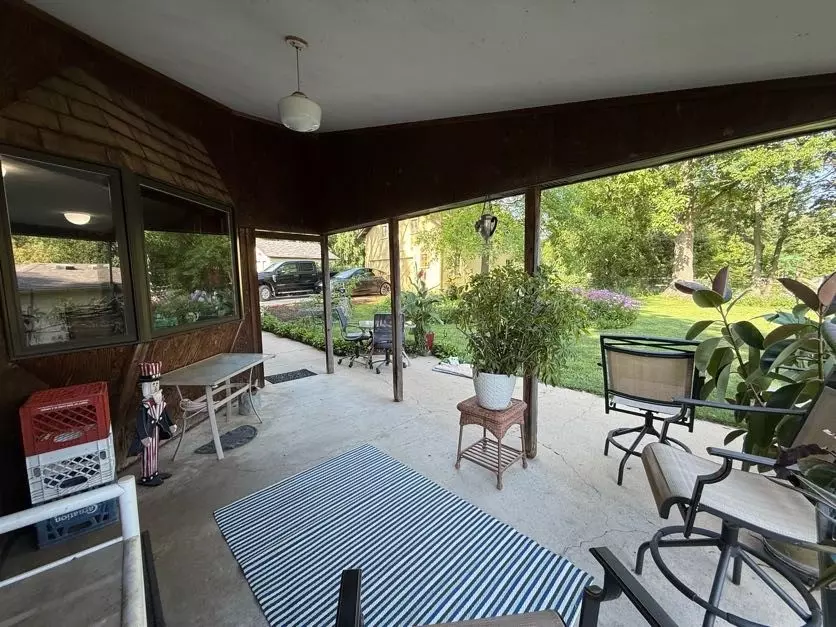 Exterior - 3233 68th St, Urbandale, IA 50322 photo 5 of 9