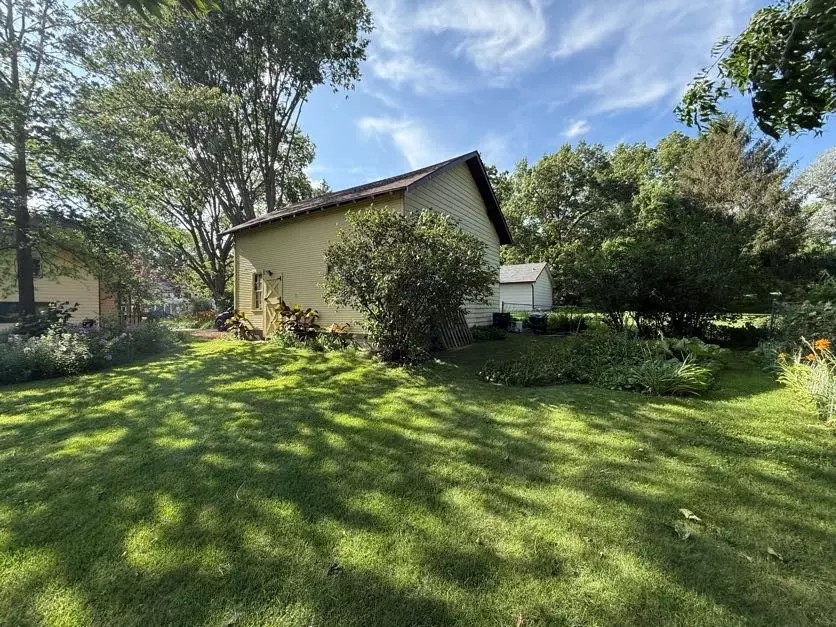 Exterior - 3233 68th St, Urbandale, IA 50322 photo 7 of 9