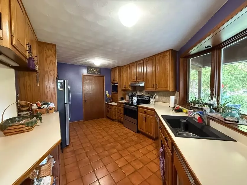 Kitchen - 3233 68th St, Urbandale, IA 50322 photo 2 of 4