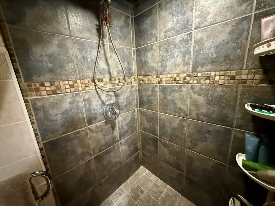 Bath - 3233 68th St, Urbandale, IA 50322 photo 2 of 3