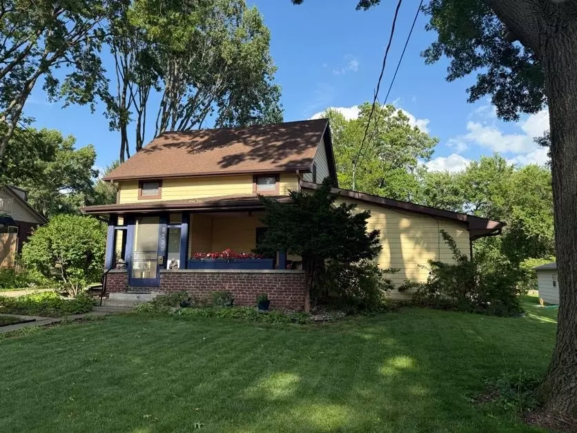 Exterior - 3233 68th St, Urbandale, IA 50322 photo 1 of 9