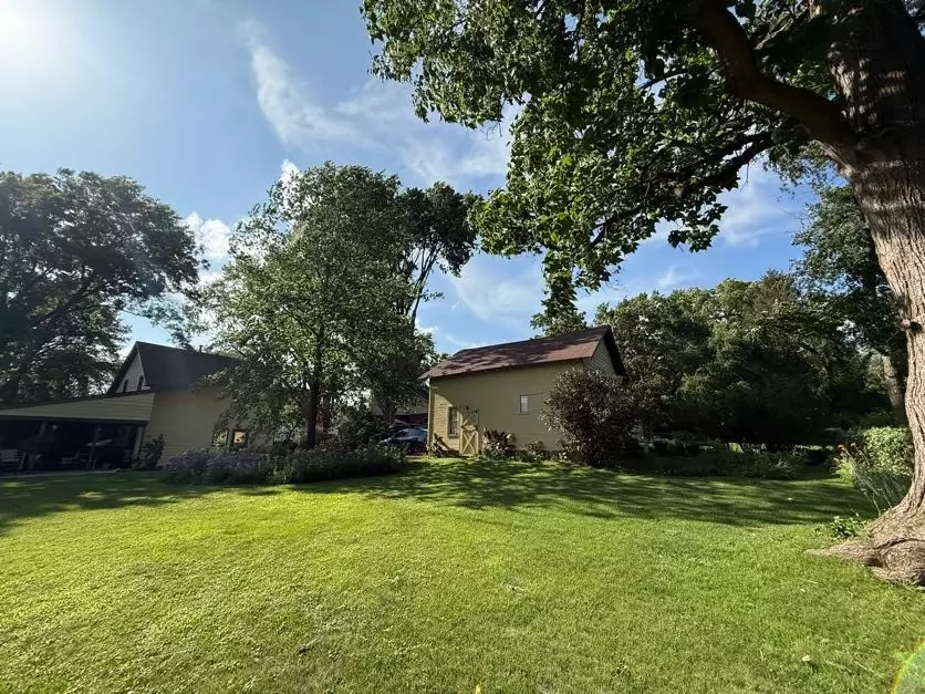Exterior - 3233 68th St, Urbandale, IA 50322 photo 6 of 9