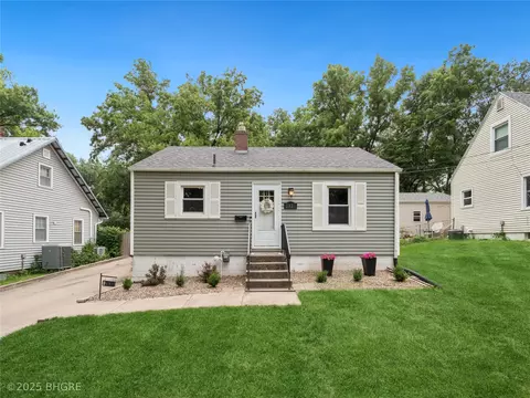 3930 Lincoln Place Dr, Des Moines, IA 50312