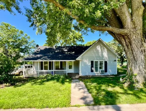 418 N Central Ave, Lacona, IA 50139