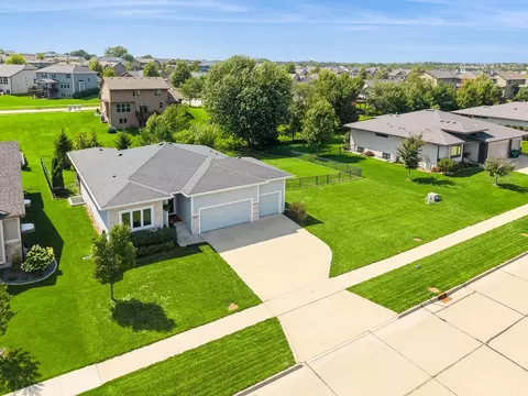 3824 163rd St, Urbandale, IA 50323