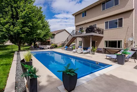 15176 Bryn Mawr Dr, Clive, IA 50325