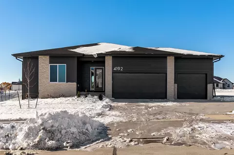 4192 NW 177th St, Clive, IA 50325