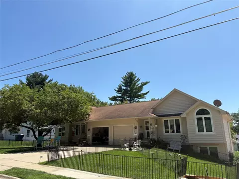 6908 Maryland Dr, Urbandale, IA 50322