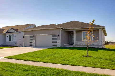 17215 Northview Dr, Urbandale, IA 50323
