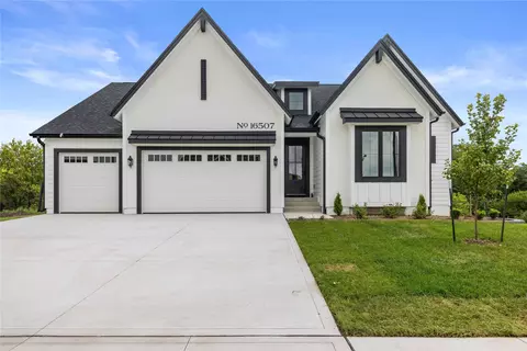 16507 Ironwood Ln, Urbandale, IA 50323