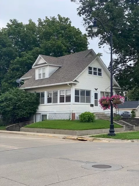 110 W 1st Ave, Indianola, IA 50125