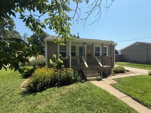 3811 68th St, Urbandale, IA 50322