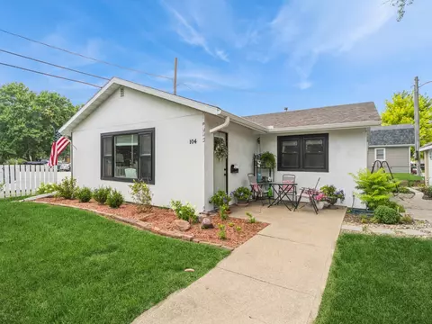 104 E 3rd Ave, Indianola, IA 50125
