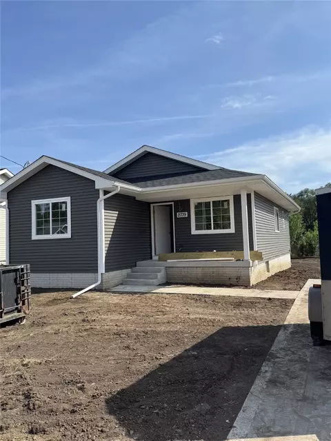 2739 Elm St, Des Moines, IA 50317