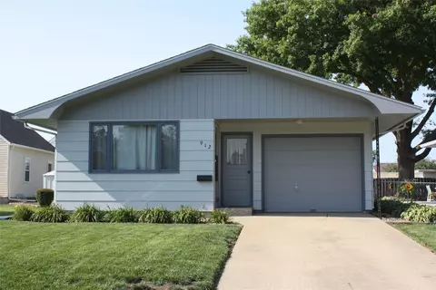 912 Franklin St, Pella, IA 50219