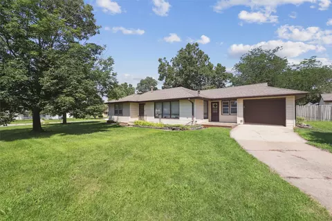 307 5th St, Maxwell, IA 50161