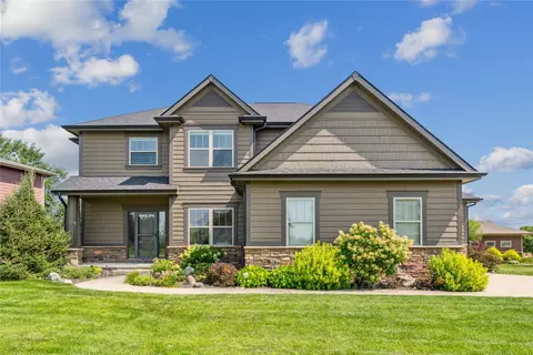 15914 Wilden Dr, Urbandale, IA 50323