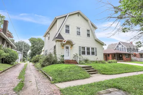 409 1st Ave E, Oskaloosa, IA 52577