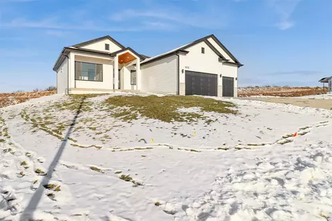 1610 N G St, Indianola, IA 50125