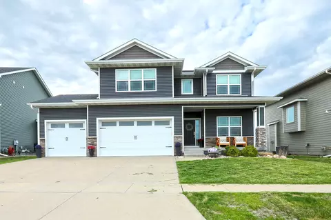 9817 Brightwater Dr, Johnston, IA 50131