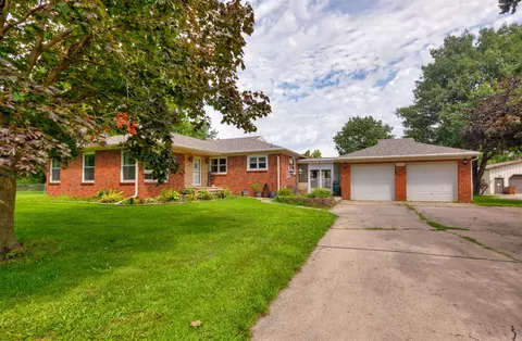 5200 E Oakwood Dr, Pleasant Hill, IA 50327