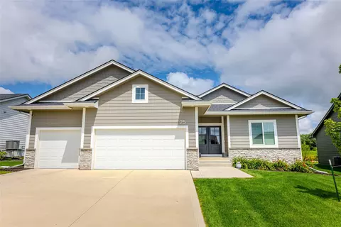 25 NW Valleyview Dr, Waukee, IA 50263