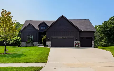 1816 Starling Ct, Polk City, IA 50226