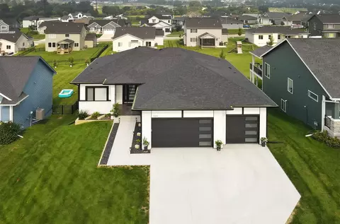 5519 164th St, Urbandale, IA 50323