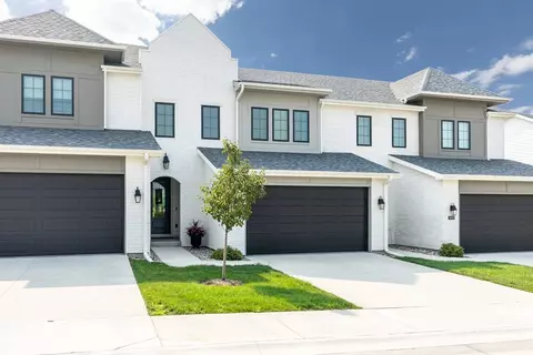 14153 Wilden Dr, Urbandale, IA 50323