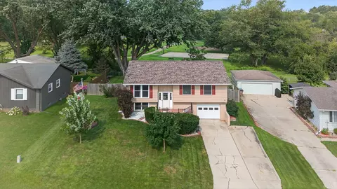 9418 Golden Valley Dr, Norwalk, IA 50211