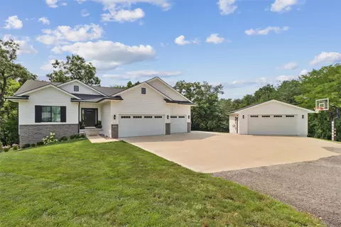 24261 Trail Ridge Ct, Adel, IA 50003