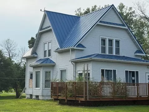 319 1 St, Defiance, IA 51527