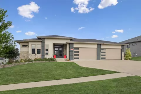 3895 Sandstone Pt, Waukee, IA 50263