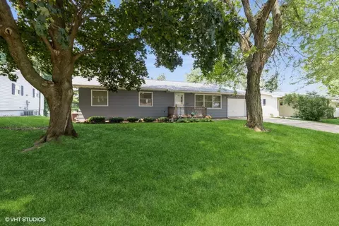 227 E 8th St, Pella, IA 50219