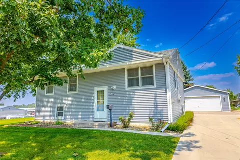 1716 S 4th Ave E, Newton, IA 50208