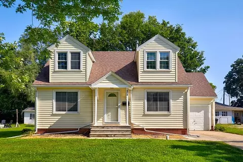 808 Grove St, Adel, IA 50003
