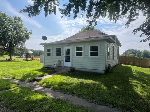 104 Woodlawn St, Maxwell, IA 50161