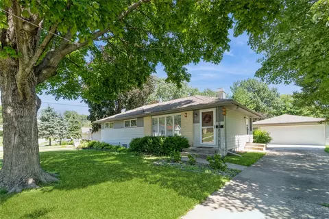 713 32nd St, West Des Moines, IA 50265