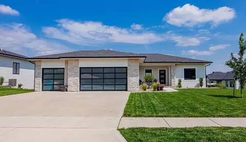 2802 NE Brentwood Cir, Grimes, IA 50111